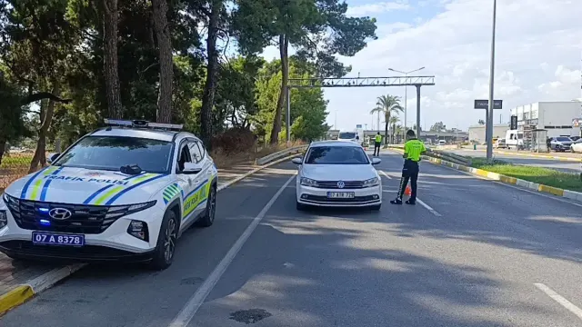 Ölen kişinin ehliyetini kullandı, trafik denetiminde yakalandı: Cinayetten aranıyormuş!