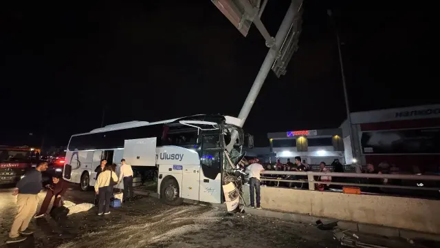 Adana’da feci kaza... Yolcu otobüsü tabela direğine çarptı: Çok sayıda yaralı var!