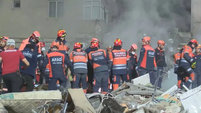 Maltepe'de çöken binadaki enkazdan 1 kişi daha çıkarıldı: 2 kişiyi arama çalışmaları sürüyor