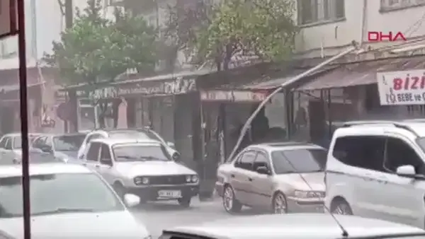 Adana'da sağanak etkili oldu: Ev ve işyerlerini su bastı