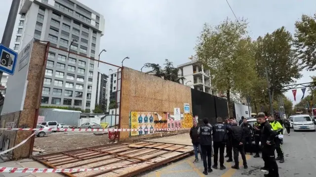 Kadıköy'de facianın eşiğinden dönüldü: İnşaat kaplaması yayaların üzerine devrildi