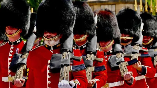 Buckingham Sarayı’nın simgesi değişebilir: Ayı kürkü şapkalara yasak gündemde