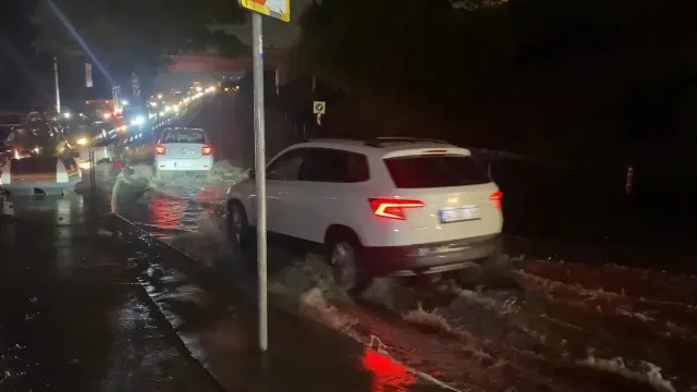 İstanbul'da sağanak etkili oldu: Bazı yollarda trafik durma noktasına geldi