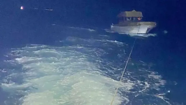 Çanakkale Boğazı'nda 3 kişinin bulunduğu sürüklenen tekne kurtarıldı