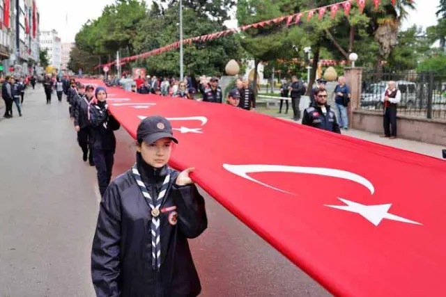 Samsun’da 1919 Metrelik Türk Bayrağıyla Cumhuriyet Yürüyüşü